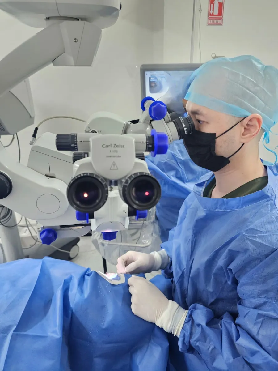 Dr. Eng Wu realizando cirugía ocular — Quirófano Guadalupe, Nuevo León
